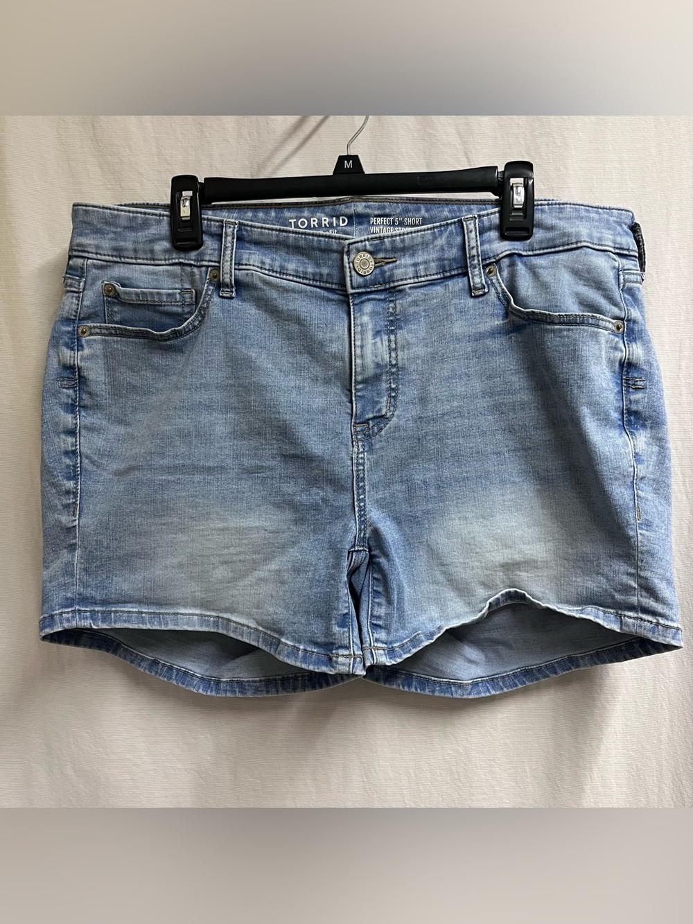 Torrid Mid-Rise Relaxed 5" Inseam Classic Denim Shorts Size 14 Classic Casual